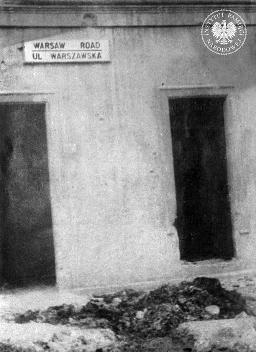 Zawieszona na murze w Ankonie tabliczka z napisem Warsaw Road, ul. Warszawska. Prawdopodobnie druga połowa lipca 1944 roku, wkrótce po zdobyciu miasta