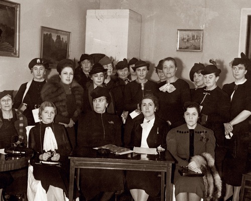 Wanda Ładzina (siedzi trzecia) podczas zjazdu delegatek Zjednoczenia Kobiet Słowiańskich w Warszawie, 1938 r. (fot. z zasobu NAC)