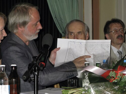 Nikita Pietrow podczas konferencji na Zamku Królewskim w Warszawie (27 VII 2014 r.) wskazuje na mapie obszar Puszczy Augustowskiej położony między Kaletami a rzeką Marychą jako miejsce, gdzie należałoby poszukiwać gro- bów ofi ar obławy augustowskiej (fot. T. Danilecki)