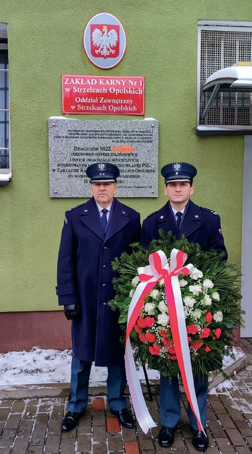 Tablica w Zakładzie Karnym nr 1 w Strzelcach Opolskich upamiętniająca przetrzymywanych tam więźniów politycznych (fot. Tomasz Tomczuk / www.sw.gov.pl)