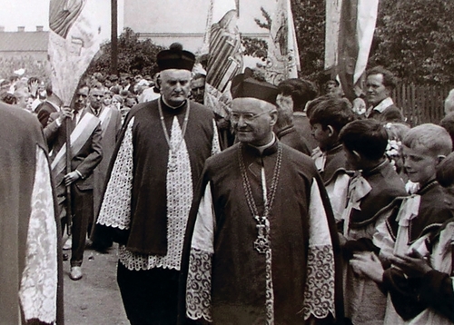 Ksiądz Roman Zelek (w środku) w czasie wizytacji parafii Świętego Krzyża w Kielcach, 2 czerwca 1983 roku