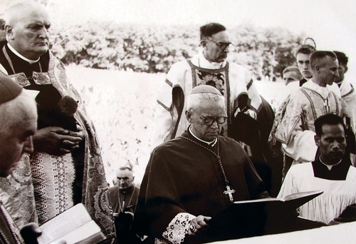 Ksiądz Roman Zelek (stoi pierwszy z lewej) wraz z biskupem Czesławem Kaczmarkiem podczas uroczystości koronacji figury
Matki Bożej Loretańskiej w Piotrkowicach, 7 września 1958 roku