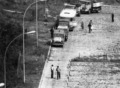 Samochody oczekują na rozpoczęcie protestu głodowego w Piotrkowie Trybunalskim