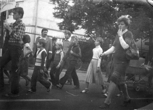 Manifestanci maszerują w marszu głodowym kobiet i dzieci w Piotrkowie Trybunalskim
