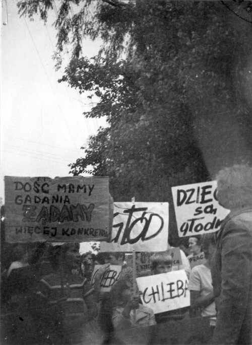 Manifestanci maszerują w marszu głodowym kobiet i dzieci w Piotrkowie Trybunalskim