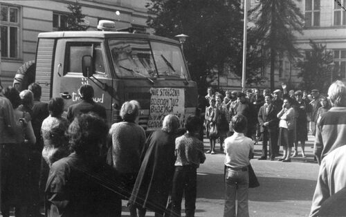 Uczestnicy i oplakatowany samochód w trakcie marszu głodowego kobiet i dzieci w Piotrkowie Trybunalskim