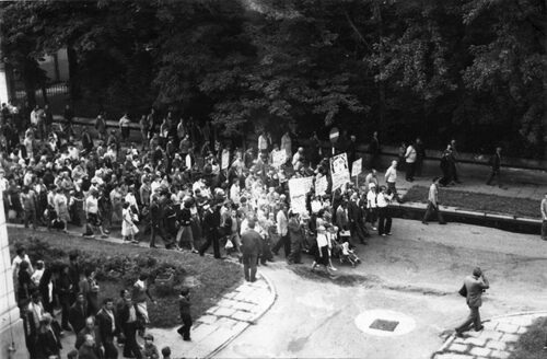 Manifestanci maszerują w marszu głodowym kobiet i dzieci w Tomaszowie Mazowieckim