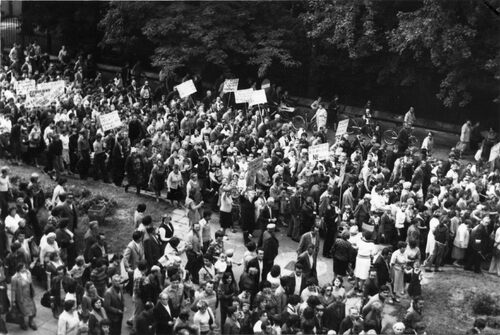 Manifestanci maszerują w marszu głodowym kobiet i dzieci w Tomaszowie Mazowieckim
