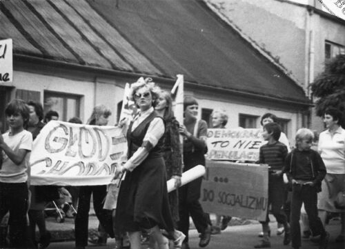 Manifestanci maszerują w marszu głodowym kobiet i dzieci w Bełchatowie