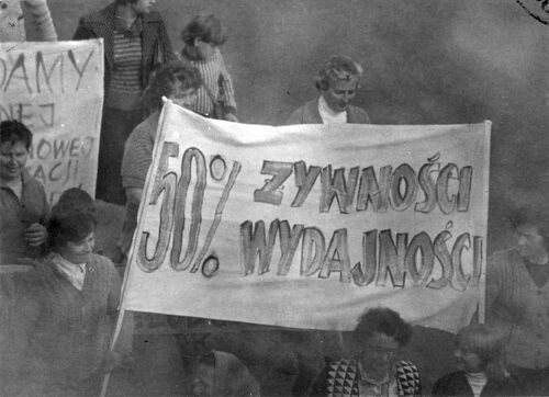 Manifestanci maszerują w marszu głodowym kobiet i dzieci w Bełchatowie