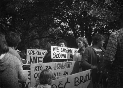 Manifestanci maszerują w marszu głodowym kobiet i dzieci w Bełchatowie