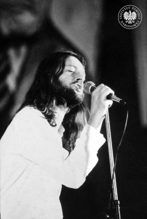 Ryszard Riedel na scenie Pierwszego Przeglądu Piosenki Prawdziwej Zakazane Piosenki. Na potrzeby festiwalu zaprojektowana została specjalna scenografia. Przedstawiała ona karykatury przywódców Polski Ludowej, nad którymi znajdowała się szubienica zawieszona na stoczniowym dźwigu