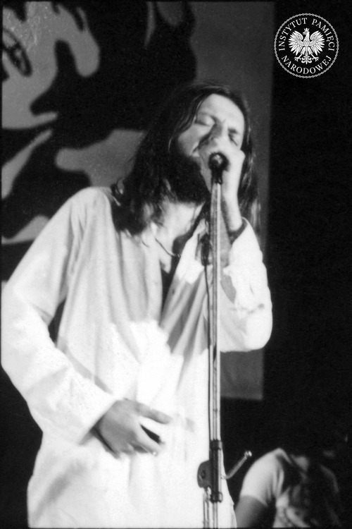 Za mikrofonem Ryszard Riedel. Zdjęcie z Pierwszego Przeglądu Piosenki Prawdziwej Zakazane Piosenki – festiwalu w reżyserii Marka Karpińskiego, scenografii Andrzeja Czeczota, zorganizowanego z inicjatywy Macieja Zembatego w hali widowiskowo-sportowej Olivia w dniach 20-22 sierpnia 1981 roku.