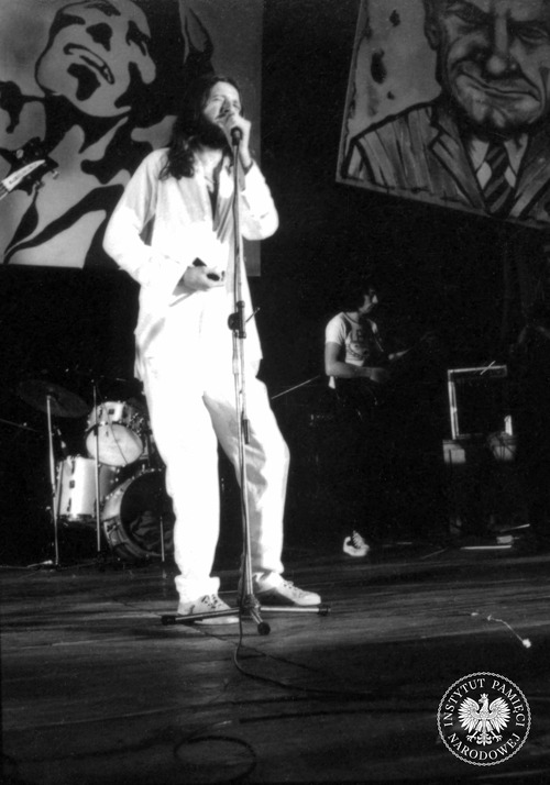 Zespół Dżem podczas koncertu. Na pierwszym planie wokalista Ryszard Riedel; w głębi karykatury przywódców partyjnych. Zdjęcie z Pierwszego Przeglądu Piosenki Prawdziwej Zakazane Piosenki, festiwalu w reżyserii Marka Karpińskiego, scenografii Andrzeja Czeczota, zorganizowanego z inicjatywy Macieja Zembatego w hali widowiskowo-sportowej Olivia w dniach 20-22 sierpnia 1981 roku. Główną ideą imprezy zorganizowanej pod patronatem NSZZ Solidarność była walka o prawdę i swobodę wypowiedzi