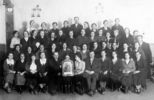 Stanisław Mierzwa (stoi pierwszy od prawej) w gronie działaczy ludowych, 1936 r. Na zdjęciu zwraca uwagę wizerunek Wincentego Witosa (wówczas na politycznej emigracji), trzymany przez jedną z siedzących kobiet. W pierwszym rzędzie siedzą m.in.: piąty od lewej Józef Burda, szósta Maria Hulewiczowa, siódma Ida Kotowa, ósmy Bronisław Kloc. Zdjęcie pochodzi z Archiwum osobistego Stanisława Mierzwy, przekazanego do IPN przez Wojciecha Mierzwę (fot. z zasobu IPN)
