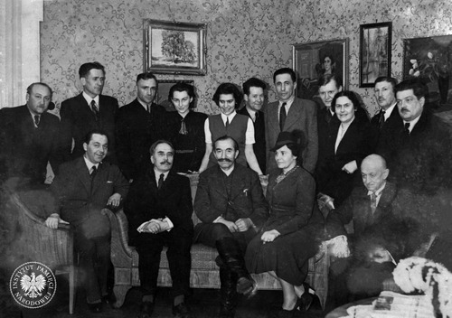 Stanisław Mierzwa (stoi drugi od lewej) z Wincentym Witosem i jego bliskimi po powrocie premiera z emigracji politycznej, kwiecień 1939 r. Siedzą od lewej: Wacław Olchowicz, Stanisław Kot, Wincenty Witos, Julia Masiowa (córka Witosa), Zygmunt Wusatowski. Zdjęcie pochodzi z Archiwum osobistego Stanisława Mierzwy, przekazanego do IPN przez Wojciecha Mierzwę (fot. z zasobu IPN)