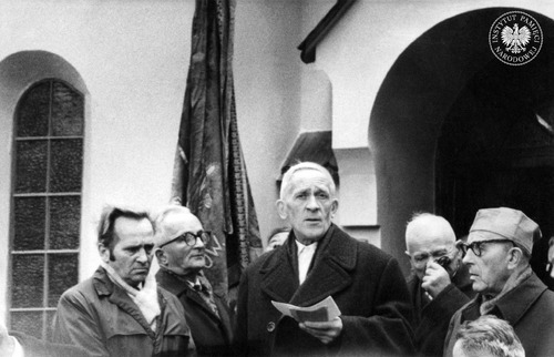 Stanisław Mierzwa przemawia na Zaduszkach Witosowych przed kaplicą grobową Wincentego Witosa, 1967 r. Zdjęcie pochodzi z Archiwum osobistego Stanisława Mierzwy, przekazanego do zasobu IPN przez Wojciecha Mierzwę (fot. z zasobu IPN)