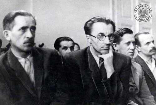 Stanisław Mierzwa (pierwszy od lewej) na ławie oskarżonych podczas procesu krakowskiego w 1947 r. Obok, w pierwszym rzędzie siedzą: Karol Buczek (redaktor naczelny tygodnika „Piast”), Mieczysław Kabat (sekretarz Zarządu Wojewódzkiego PSL w Krakowie), Karol Starmach (prezes koła grodzkiego PSL w Krakowie). Zdjęcie pochodzi z albumu pt. „Z historii walk funkcjonariuszy UB, MO i żołnierzy KBW z wrogim podziemiem” (fot. z zasobu IPN)