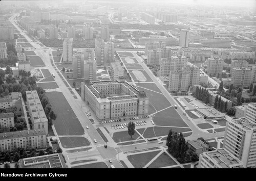 Widok z lotu ptaka od strony ul. Malczewskiego w kierunku ul. Woronicza. Z lewej al. Niepodległości, pośrodku siedziba Polskiego Radia, w tle z prawej siedziba Telewizji Polskiej przy ul. Woronicza 17, przełom lat 70. i 80. XX wieku (fot. NAC)