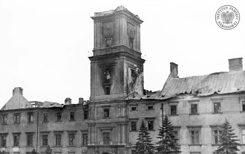 Zniszczony front i Wieża Zygmuntowska spalonego Zamku Królewskiego. Fot. Antoni Snawadzki, 1939 r. (fot. z zasobu AIPN)