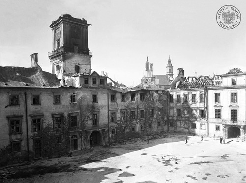 Zniszczone zachodnie i północne skrzydła Zamku Królewskiego w Warszawie. Widoczna wypalona Wieża Zygmuntowska. Fot. Henryk Śmigacz, 1939 r. (fot. z zasobu AIPN)