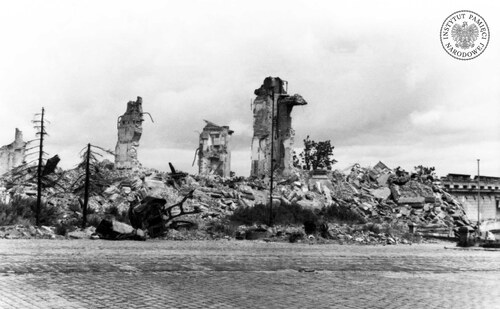 Ruiny Zamku Królewskiego, widok od strony placu Zamkowego, czerwiec 1945 r. (fot. z zasobu AIPN)