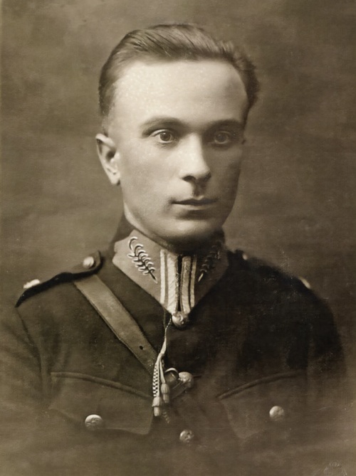 Michał Adamczyk w mundurze starszego posterunkowego Policji Państwowej (fot. Muzeum Katynskie)