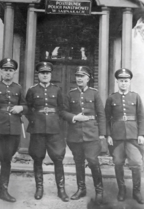 Fotografia grupowa policjantów, Michał Adamczyk drugi od lewej (fot. Muzeum Katynskie)