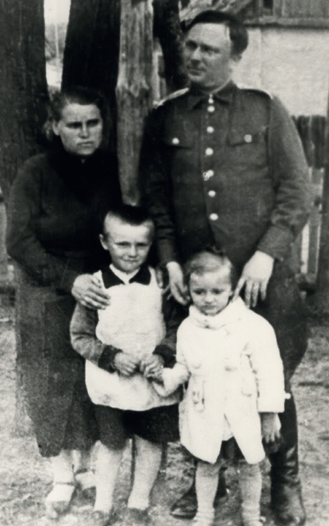 Michał Adamczyk z rodziną (fot. Muzeum Katynskie)