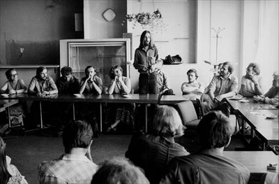 Działacze NSZZ Solidarność Regionu Małopolska. Przemawia Piotr Boroń. W głębi, z prawej Mieczysław Gil (3P) oraz Stanisław Góral (4P), z lewej Andrzej Hudaszek (2L)