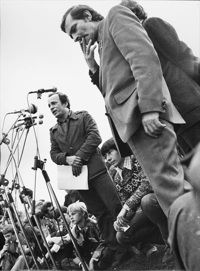 Delegacja Solidarności. Spotkanie na stadionie klubu sportowego Hutnik. Przemawia Anna Walentynowicz, obok Lech Wałęsa, krakowska Nowa Huta 19 października 1980 roku