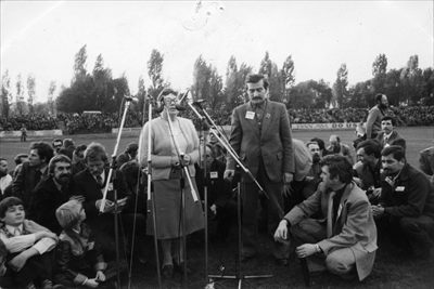 Stadion klubu sportowego Hutnik w Nowej Hucie. Spotkanie z delegacją Solidarności 19 października 1980 roku. Przemawia Anna Walentynowicz, obok Lech Wałęsa