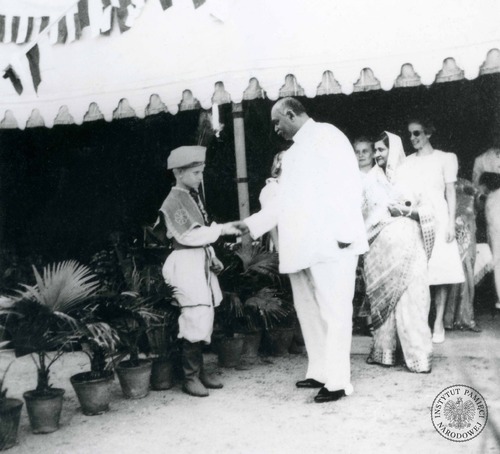 Tadeusz Dobrostański wita maharadżę Jam Saheba i maharani w Osiedlu Dzieci Polskich w Balachadi, 1942–1946. Zdjęcie pochodzi z kolekcji przekazanej do zasobu Archiwum IPN przez p. Wiesława Stypułę (fot. z zasobu AIPN)