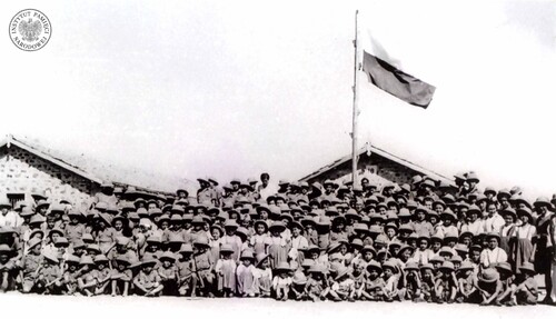 Harcerze i zuchy na placu apelowym Osiedla Dzieci Polskich w Balachadi, 1942–1946. Zdjęcie pochodzi z kolekcji przekazanej do zasobu Archiwum IPN przez p. Wiesława Stypułę (fot. z zasobu AIPN)