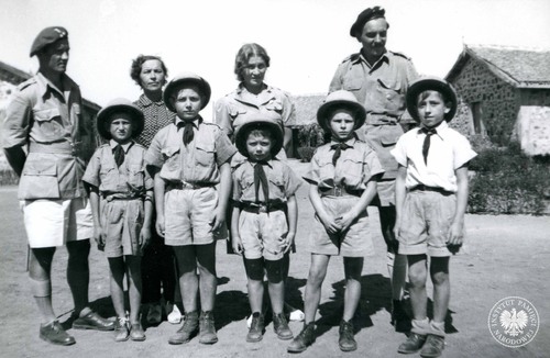 Ekipa Wizytatorów Wychowania Harcerskiego podczas kontroli osiedla. W tylnym rzędzie (od lewej): hm. Bronisław Pancewicz, NN, dh. Janina Ptakowa, hm. Zdzisław Peszkowski. Osiedle Dzieci Polskich w Balachadi, 4 lutego 1945 r. Zdjęcie pochodzi z kolekcji przekazanej do zasobu Archiwum IPN przez p. Wiesława Stypułę (fot. z zasobu AIPN)