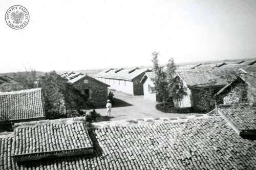 Widok na plac przed siedzibą Komendanta Osiedla. Osiedle Dzieci Polskich w Balachadi, 1942–1946. Zdjęcie pochodzi z kolekcji przekazanej do zasobu Archiwum IPN przez p. Wiesława Stypułę (fot. z zasobu AIPN)