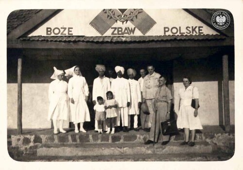 Starosta Osiedla, Władysław Jagiełłowicz, wraz Zygmuntem Łopińskim, podczas wizyty małego maharadży Shivaji VII, jego siostry i przedstawicieli rządu księstwa Kolhapur. Osiedle Polskie w Valivade, 27 lutego 1944 r. Zdjęcie pochodzi z kolekcji przekazanej do zasobu Archiwum IPN przez Koło Polaków z Indii 1942-1948 (fot. z zasobu AIPN)