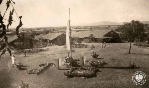 Widok na symboliczną mogiłę poświęconą pamięci powstańców warszawskich. Osiedle Polskie w Valivade, 1946-1948. Zdjęcie pochodzi z kolekcji przekazanej do zasobu Archiwum IPN przez Koło Polaków z Indii 1942-1948 (fot. z zasobu AIPN)
