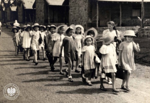 Przemarsz gromady zuchowej „Świetliki” z wodzem, Danutą Pniewską. Osiedle Polskie w Valivade, 1945–1947. Zdjęcie pochodzi z kolekcji przekazanej do zasobu Archiwum IPN przez p. Wiesława Stypułę (fot. z zasobu AIPN)