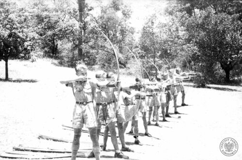 Harcerze w czasie ćwiczeń z łucznictwa zorganizowanych podczas obozu w Chandoli w 1947 r. Zdjęcie pochodzi z kolekcji przekazanej do zasobu Archiwum IPN przez p. Wiesława Stypułę (fot. z zasobu AIPN)