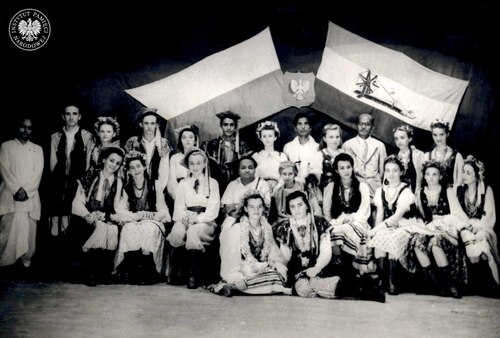 Wanda Dynowska (siedzi w środku) z młodzieżą z Osiedla Polskiego w Valivade na występach promujących kulturę polską. Madras, 1946 r. Zdjęcie pochodzi z kolekcji przekazanej do zasobu Archiwum IPN przez Koło Polaków z Indii 1942-1948 (fot. z zasobu AIPN)