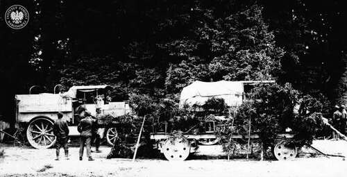 Ciągniki Austro-Daimler (konstrukcji Ferdynanda Porschego) i przyczepa do holowania ciężkiego działa austro-węgierskiej artylerii. Na niej zamaskowana lufa 15 cm armaty M.15/16. Większość artylerii lekkiej i średniej w tym czasie przemieszczała się, korzystając z siły zwierząt, jednak ciężkie działa wymagały zastosowania trakcji motorowej lub kolejowej. W czasie I wojny światowej zaprojektowano też pierwsze działa samobieżne (fot. z zasobu AIPN)