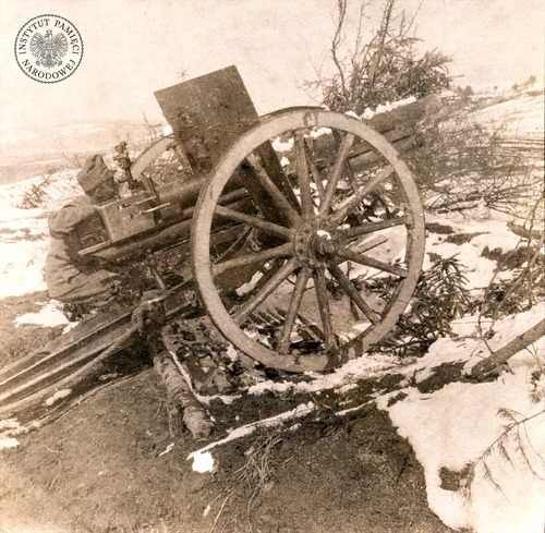 Austriacka 8 cm armata polowa M.05 (rzeczywisty kaliber - 76,5 mm). Podobne armaty, wyposażone w oporopowrotnik, tarczę ochronną i przyrządy celownicze stanowiły standardowe wyposażenie wszystkich walczących armii. Przeważały na początku wojny, ale z czasem liczebnością zaczęły im dorównywać haubice i ciężkie armaty zapewniające większą siłę ognia (fot. z zasobu AIPN)