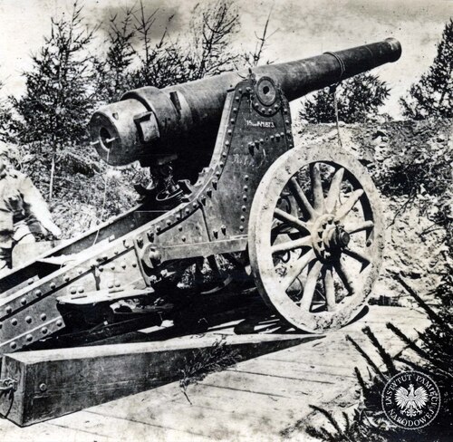 Austriacka 12 cm armata oblężnicza M.80 (czyli model z 1880 r.) Armaty takie jak ta, choć przestarzałe, pozwoliły zapewnić siłę ognia do czasu wyprodukowania nowoczesnego sprzętu. Zamiast oporopowrotnika wyposażono ją w mechanizm hydrauliczny (widoczny pod lawetą) i specjalną platformę, które ograniczały odrzut po wystrzale (fot. z zasobu AIPN)