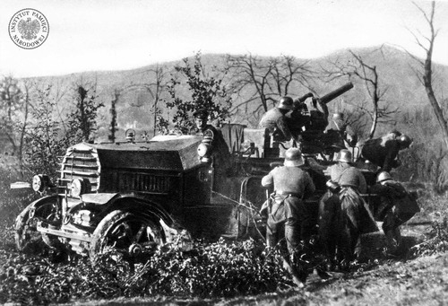 Niemiecka samobieżna armata przeciwlotnicza 7,7 cm M 1914 zamontowana na lekko opancerzonym podwoziu ciężarówki. Działa przeciwlotnicze (przeciwbalonowe) produkowano jeszcze przed 1914 r., ale ich rozwój nastąpił dopiero w czasie wojny. Braki nadrabiano, stosując zwykłe armaty polowe ustawiane do strzelania pod dużym kątem. Wg brytyjskich wyliczeń początkowo na jeden strącony samolot przypadało 15 tys. pocisków, a w 1918 r. już tylko 3,5 tys. (fot. z zasobu AIPN)