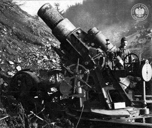 „Chuda Emma”, czyli austriacki 30,5 cm moździerz M.11 produkcji firmy Škoda na stanowisku w Iacobeni (Rumunia) w 1916 r. Jeden z najbardziej znanych wzorów artylerii z okresu I wojny światowej. Od 1911 r. do końca wojny wyprodukowano prawie 80 sztuk tej broni, która sprawdziła się na wielu frontach Wielkiej Wojny. Na lufie tego egzemplarza widoczne są nazwy miejsc z jego szlaku bojowego, w tym z Polski, Rumunii i Włoch (fot. z zasobu AIPN)