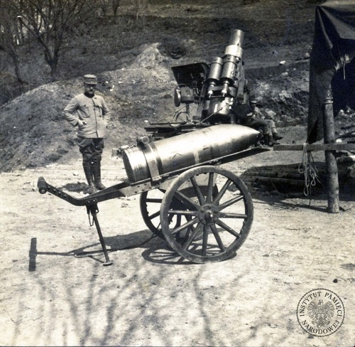 Pocisk kalibru 305 mm do austriackiego moździerza Škoda M.11. Mógł ważyć 290-390 kg. Przebijał warstwę ziemi grubości prawie 9 m lub ok. 1 m betonu. Lekkie działka okopowe miotały pociski półkilogramowe, armaty polowe – kilkukilogramowe, pociski haubic ważyły po kilkadziesiąt kilogramów, a „Grubej Berty” nawet 800 kg. Szacuje się, że w czasie I wojny światowej walczące armie oddały łącznie ponad 850 mln strzałów (fot. z zasobu AIPN)