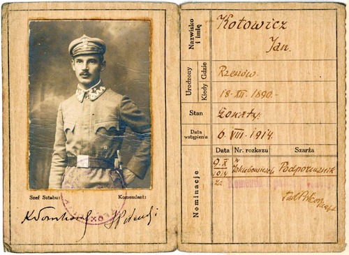 Książeczka wojskowa Jana Kotowicza, oficera I Brygady Legionów Polskich. Pod fotografią widoczne podpisy Józefa Piłsudskiego i Kazimierza Sosnkowskiego. Kopia cyfrowa dokumentu z Kolekcji płk. Jana Kotowicza, przekazana do zasobu IPN przez Leszka Wirskiego w ramach projektu Archiwum Pełne Pamięci