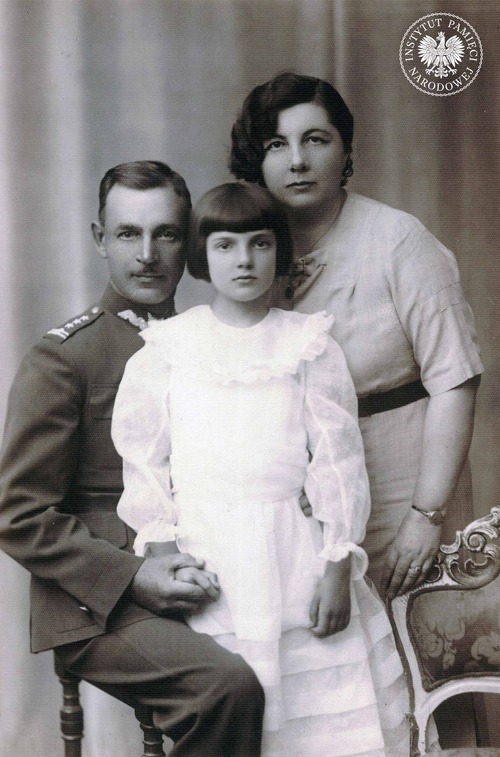 Jan Kotowicz z żoną Janiną i córką Stefanią, ok. 1935 r. Kopia cyfrowa zdjęcia z Kolekcji płk. Jana Kotowicza, przekazana do zasobu IPN przez Leszka Wirskiego w ramach projektu Archiwum Pełne Pamięci (fot. z zasobu AIPN)