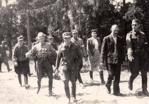 Płk Jan Kotowicz, drugi z prawej, w ubraniu cywilnym. Na prawo od niego poprzedni dowódca 27. Wołyńskiej Dywizji Piechoty Armii Krajowej, mjr Jan Szatowski „Kowal”. Kopia cyfrowa zdjęcia została przekazana do zasobu IPN przez p. Władysława Filara (fot. z zasobu AIPN)